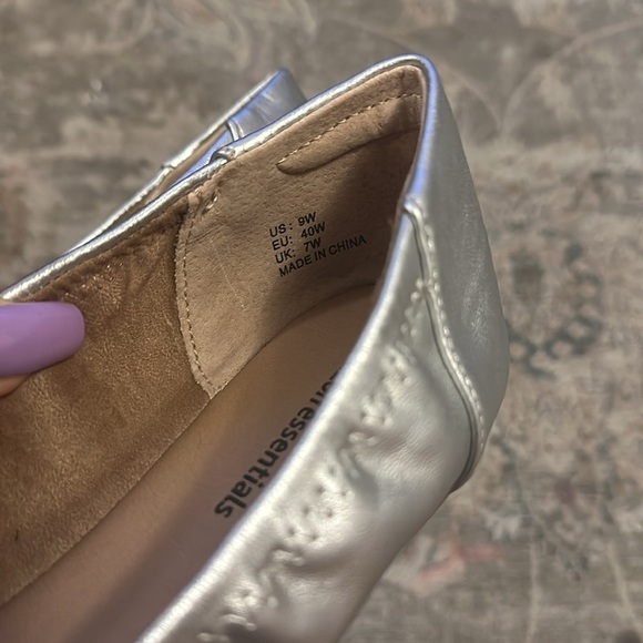 Amazon Essentials Belice Metallic Silver Ballet Flat - Picture 7 of 7